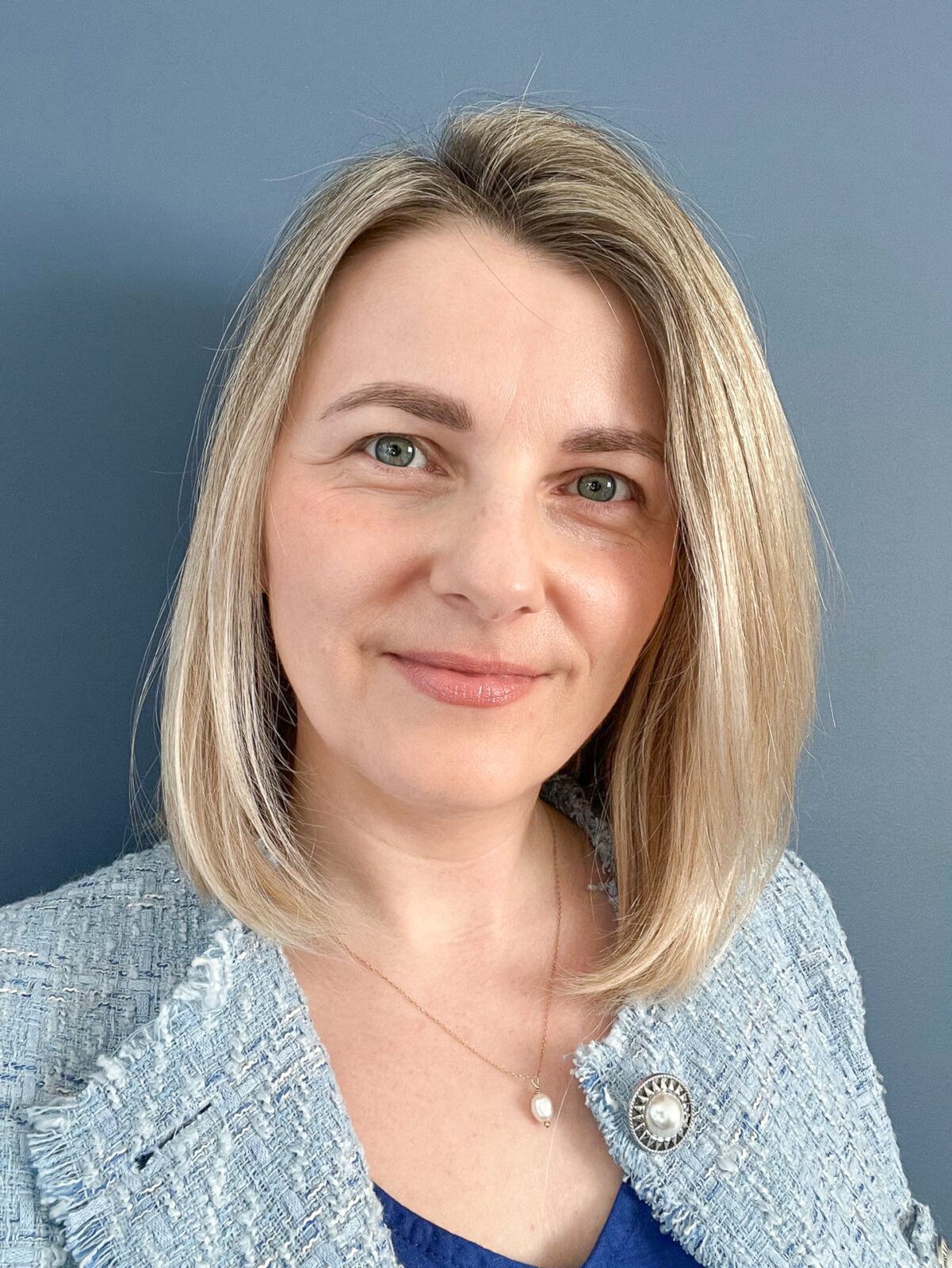 Posiadam certyfikaty nauczycielskie z jogi i mindfulness, dzięki czemu skutecznie wspieram uczestników moich zajęć w radzeniu sobie ze stresem i emocjami. Ukończyłam kurs MBSR (Mindfulness-Based Stress Reduction) i jestem członkinią Polskiego Towarzystwa Mindfulness